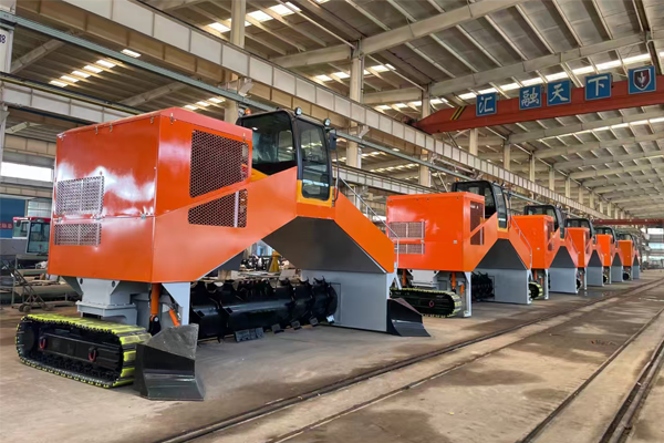 Crawler Compost Windrow Turner for large-scale manure composting