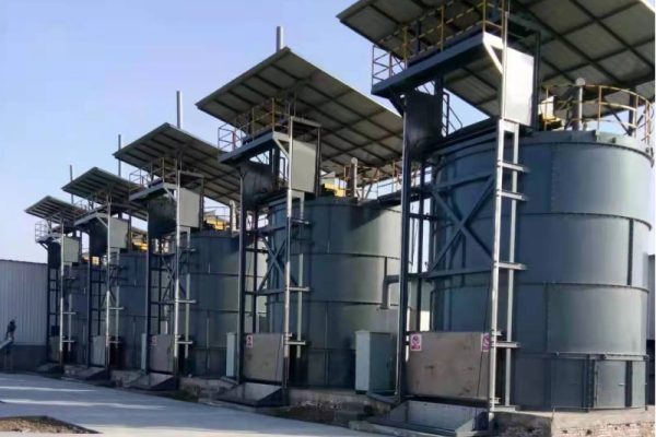 Industrial composter for fast and efficient large-scale composting of chicken manure